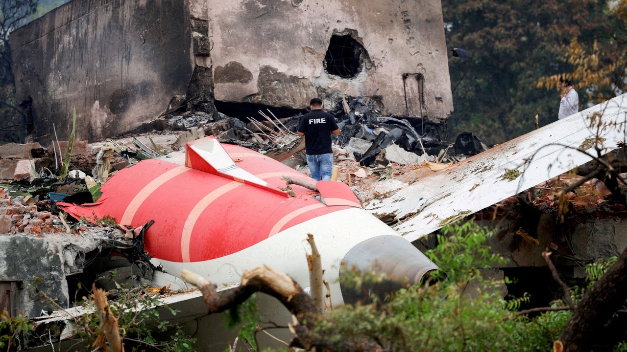 อินเดีย-เกาหลีใต้สั่งตรวจสอบ "สวิตช์เชื้อเพลิง" เครื่องบินโบอิ้ง จากเหตุแอร์อินเดียตก