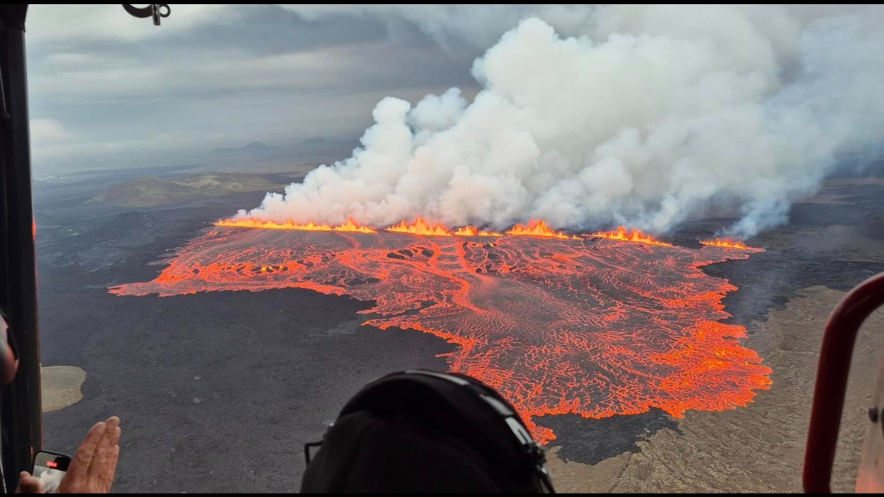 ภูเขาไฟไอซ์แลนด์ ระเบิดครั้งที่ 12 ในรอบ 4 ปี สั่ง ปชช.-นักท่องเที่ยวอพยพ