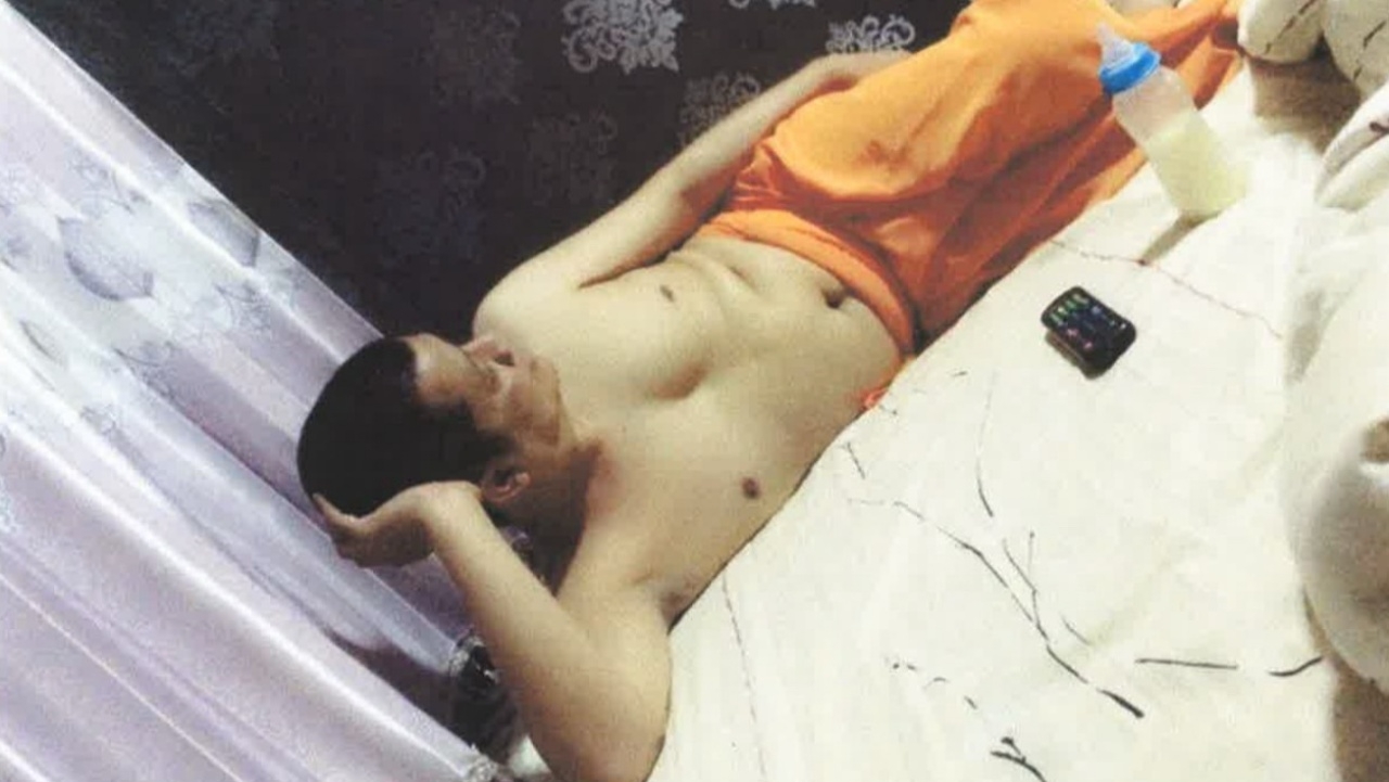 ภาพหลักฐาน รูปคล้ายเจ้าคณะจังหวัดพิษณุโลก นอนเปลือยท่อนบน ข้างตัวมีขวดนมเด็ก