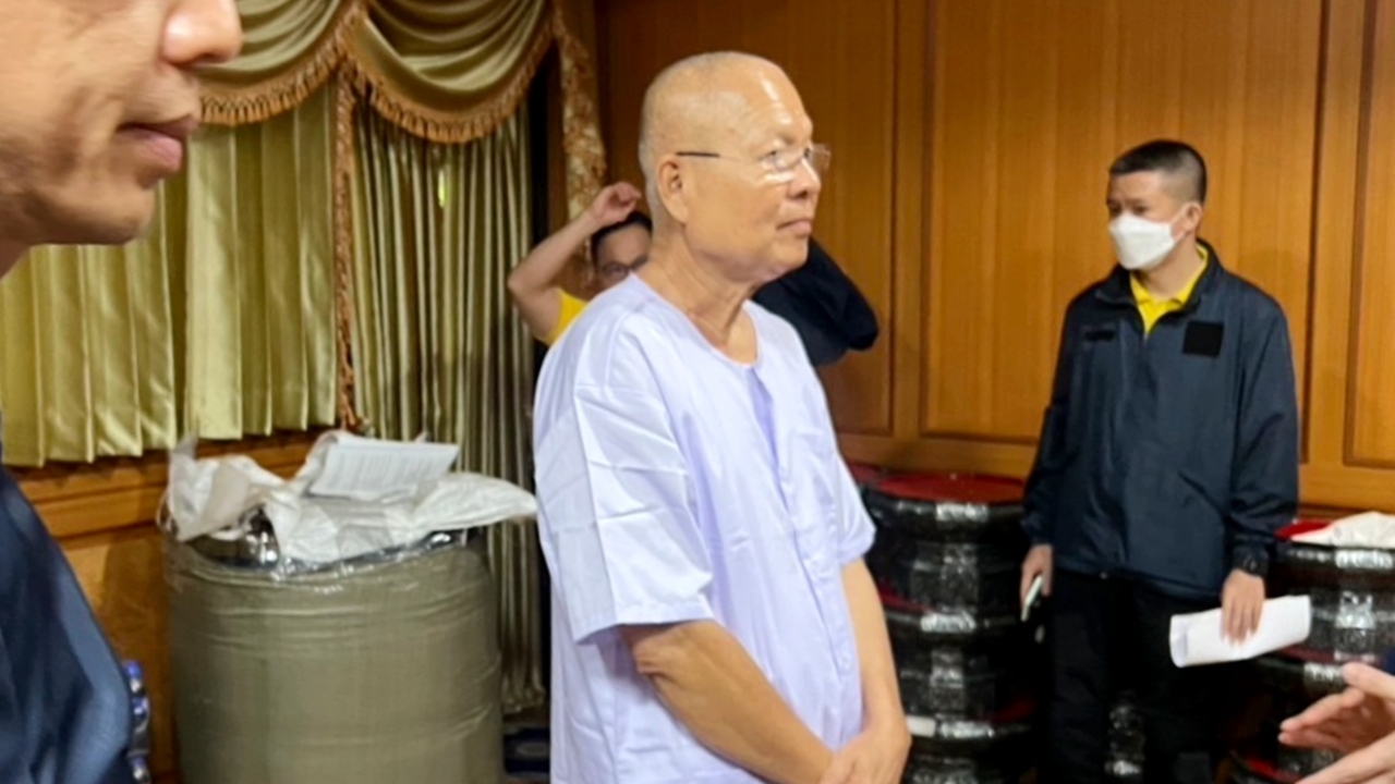 แจ้ง 2 ข้อหา "อดีตพระเทพพัชราภรณ์" ยักยอกเงินวัด-ปฏิบัติหน้าที่โดยมิชอบ