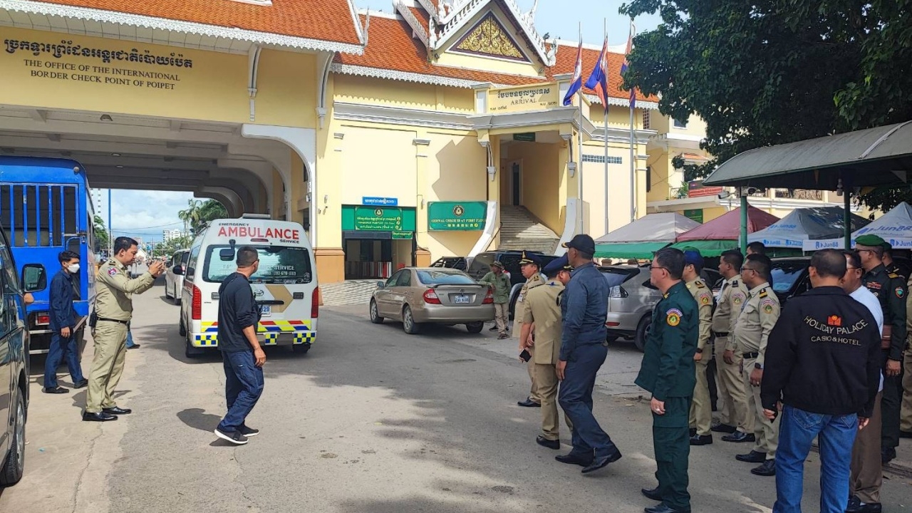 ไทยเปิดด่านพรมแดน ส่งรัฐมนตรีกัมพูชากลับประเทศ หลังเข้ารักษาตัวในไทย 3 สัปดาห์