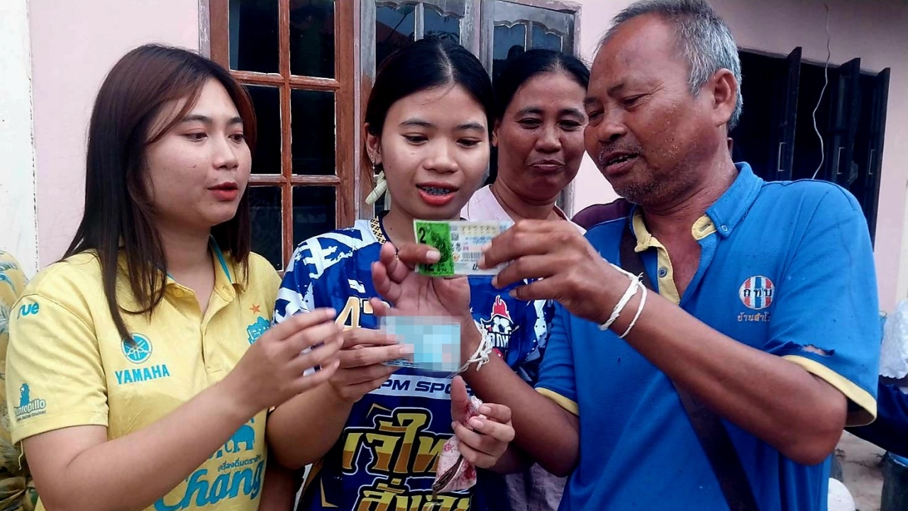 ช่างรับเหมา ถูกลอตเตอรี่รางวัลที่ 1 รับ 12 ล้าน แม่ค้ามาให้โชคถึงหน้าบ้าน