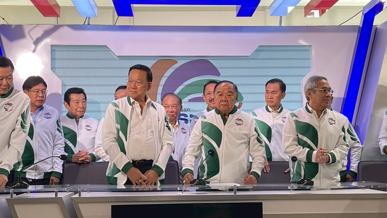 “บิ๊กป้อม” เปิดตัว 32 ว่าที่ผู้สมัคร สส. พลังประชารัฐ อดีตสมาชิกเพื่อไทยแห่ซบ