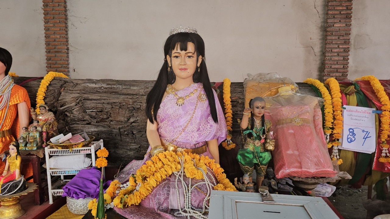 ความหวังคอหวย แห่ถอดคำใบ้ "เลขเด็ด" แม่ศรีมณีทอง หวังรวยงวด 16/7/68