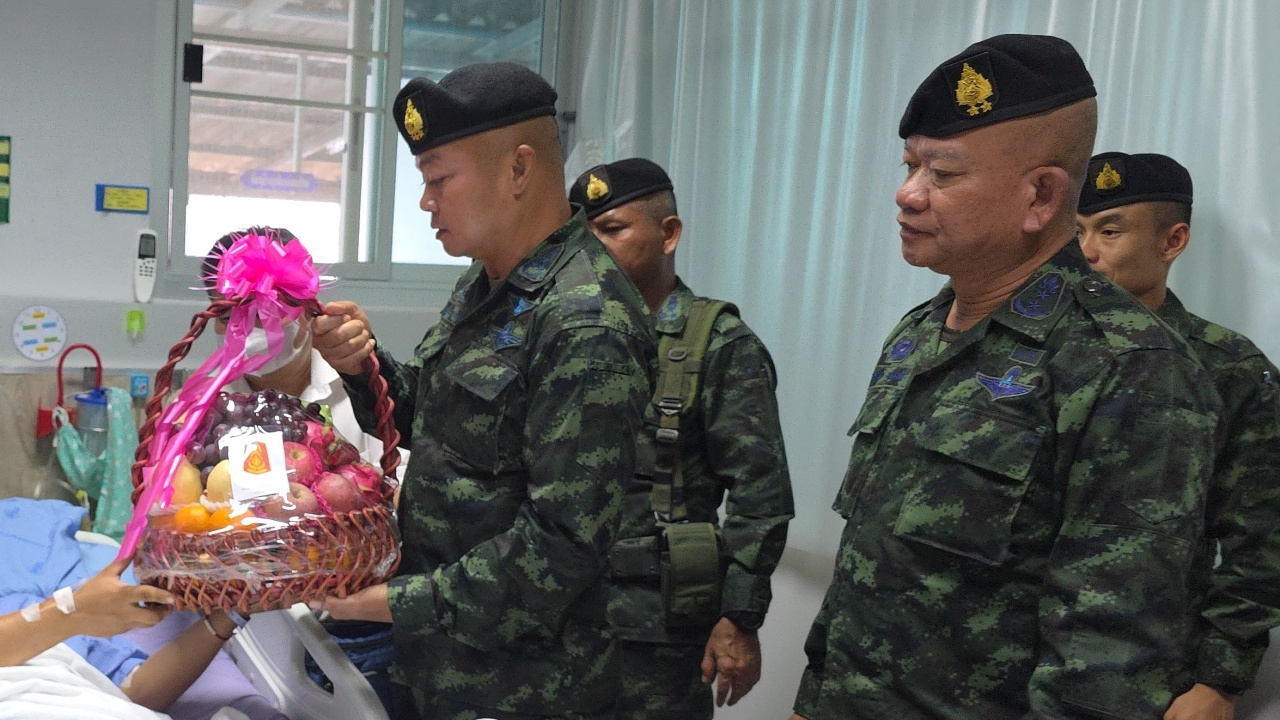 แม่ทัพภาค 2 เยี่ยมให้กำลังใจ 3 ทหารไทย เหยียบกับระเบิดบาดเจ็บ ขณะออกลาดตระเวน