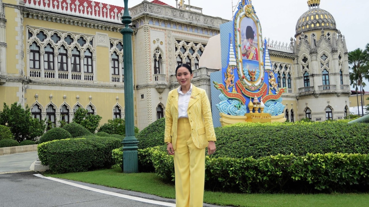 รัฐบาลชวนประชาชนใส่เสื้อเหลืองเดือนมหามงคล ด้าน “อิ๊งค์” ถ่ายภาพกับพระบรมฉายาลักษณ์