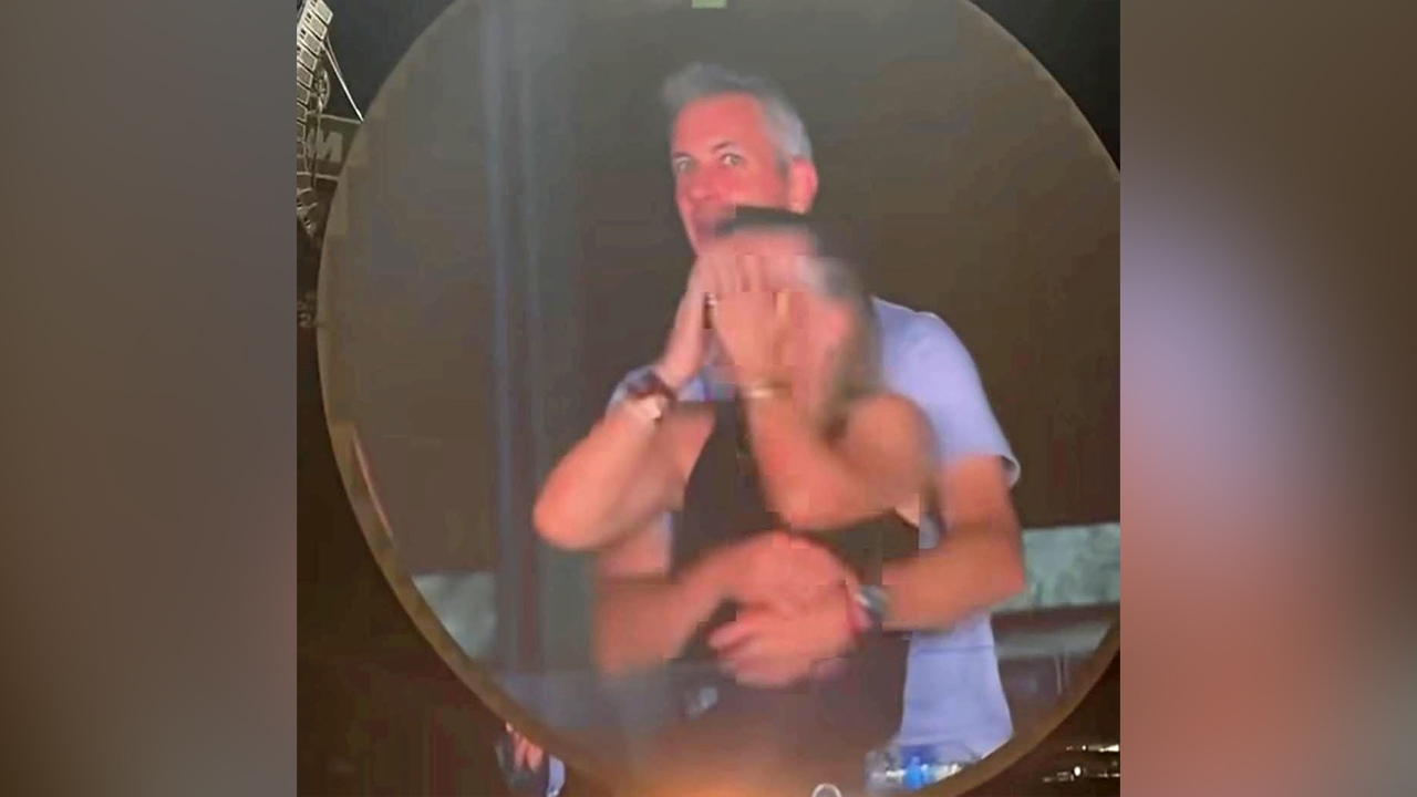 “ควงชู้ไปดูคอนฯ”