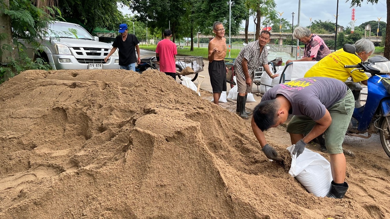 เชียงราย เร่งบรรจุกระสอบทรายรับมือพายุ"วิภา" หวั่นประวัติศาสตร์ซ้ำรอย