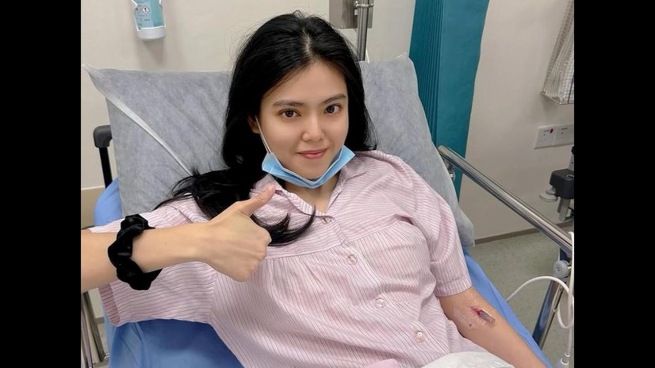 "คิมเบอร์ลี เชีย" ดาราสาวสิงคโปร์ถูกหามส่งรพ. หลังยืนแปรงฟันผิดท่าทำให้ปวดหลังรุนแรง  