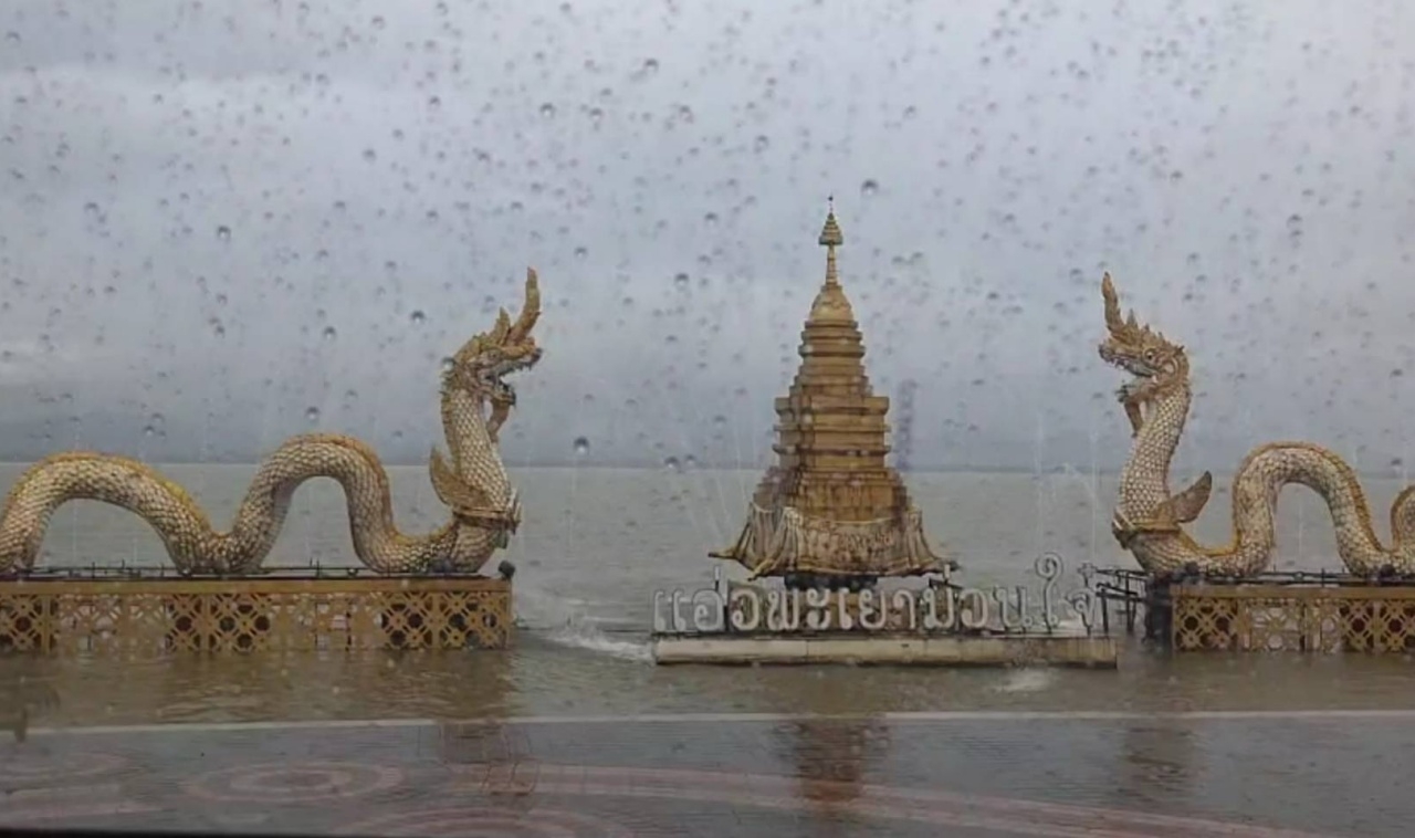 "พะเยา" เร่งระบายน้ำ รับมือพายุวิภา น้ำเอ่อท่วมพื้นที่ลุ่มท้ายกว๊านพะเยา 