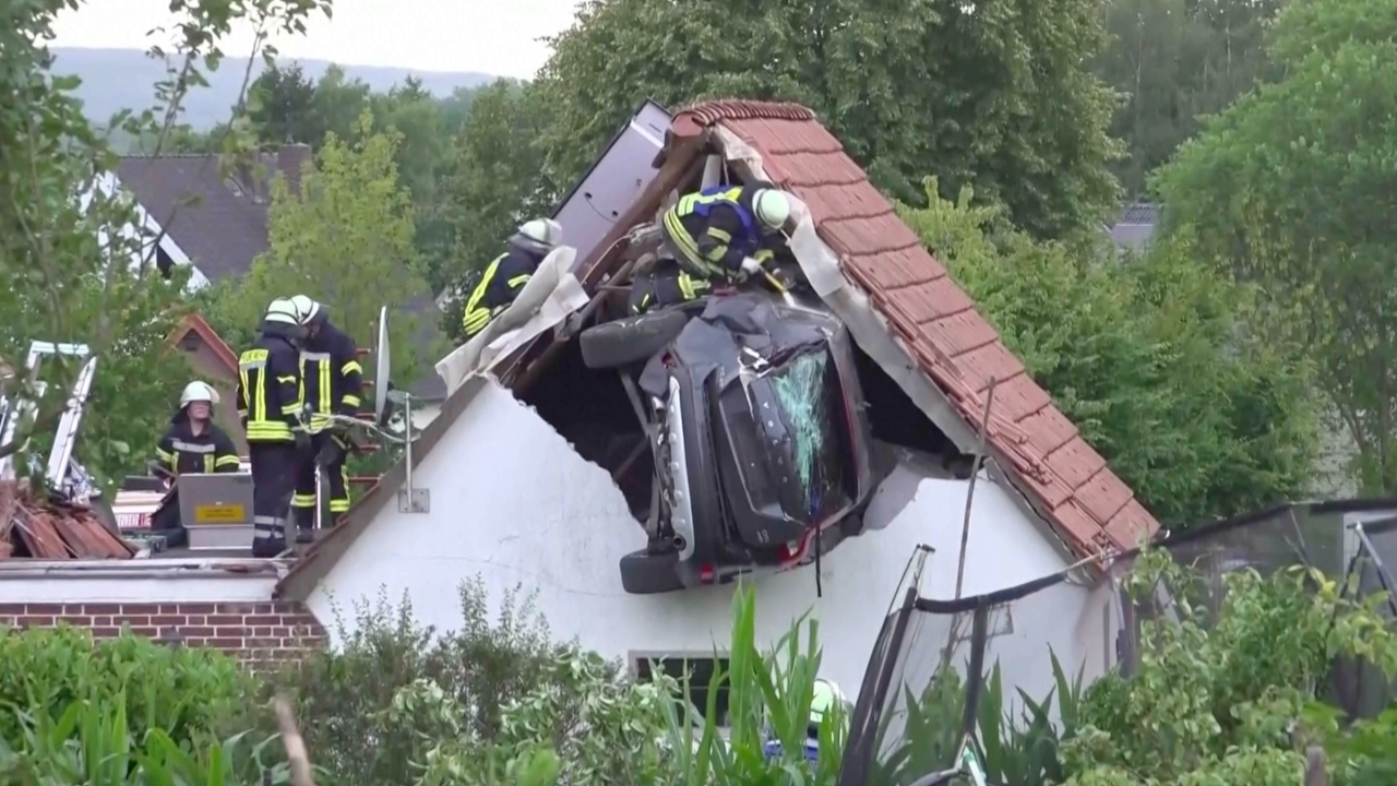 แรงเร็วทะลุบ้าน รถเหินชนเด็กบาดเจ็บหนักที่เยอรมนี (คลิป)