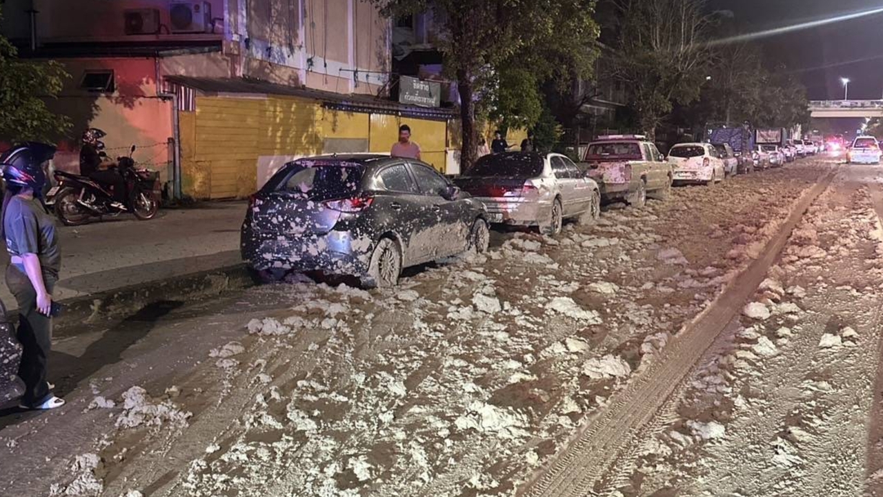 เจ้าของกุมขมับ รถบรรทุกทำดินโคลนหล่น โดนรถยนต์จอดริมถนนเละเทะกว่า 10 คัน