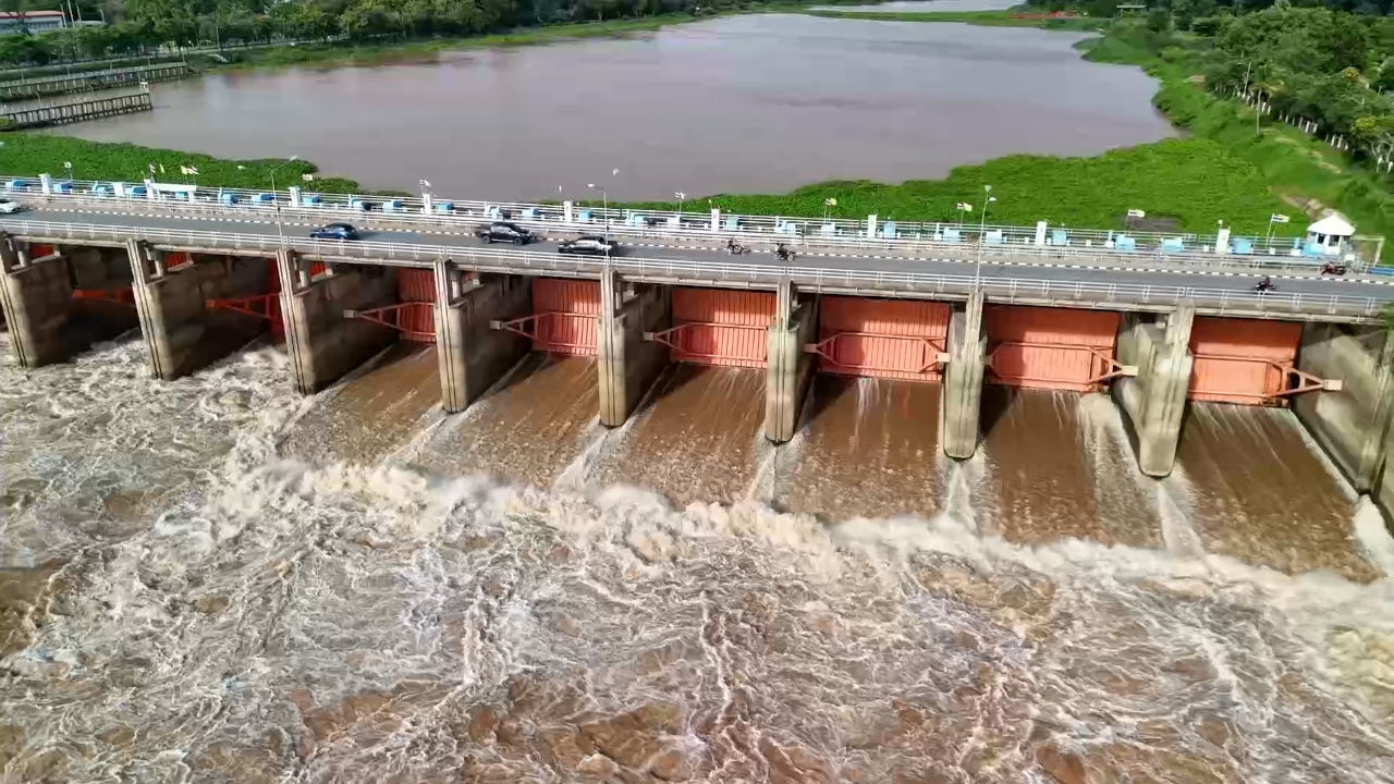 เขื่อนเจ้าพระยาเพิ่มการระบายน้ำรับมือ "พายุวิภา" เตือน 11 จังหวัดน้ำสูงขึ้น