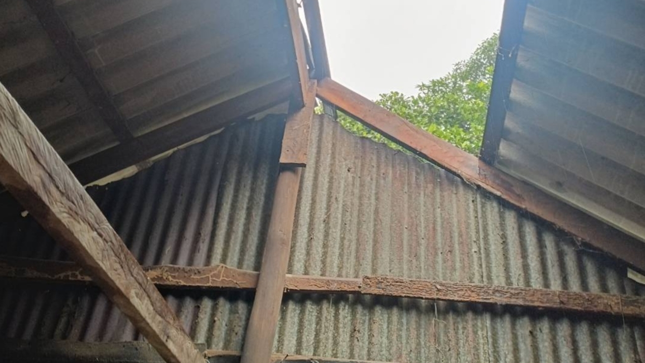 พายุฝนถล่มพังงา บ้านพังเสียหาย 114 ครัวเรือน บาดเจ็บ 1 ราย