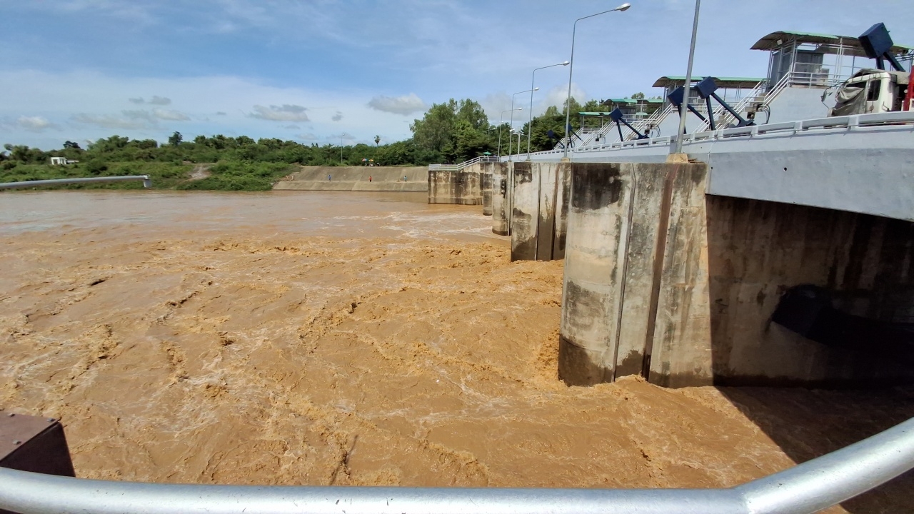 มวลน้ำเหนือก้อนแรก ไหลถึงประตูระบายน้ำ บ้านหาดสะพานจันทร์ จ.สุโขทัย แล้ว