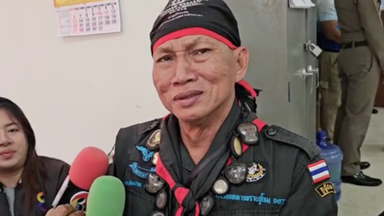 "ทนายโนบิ" พา "ลุงสมหมาย" มอบตัวหลังต่อย "ทหารเขมร" พร้อมเข้าแจ้งความ "โมนิก้า"