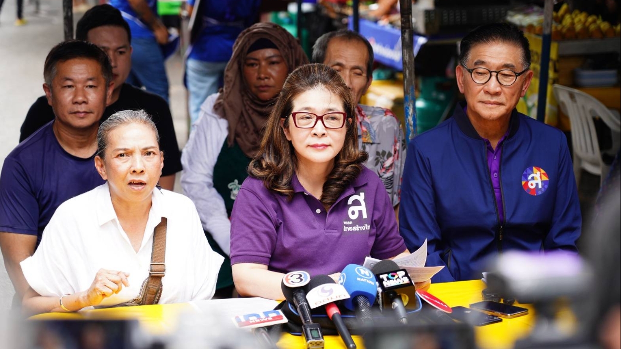 "สุดารัตน์" บุกสวนจตุจักร แฉทุจริตเอื้อเอกชนเอาเปรียบผู้ค้า จี้ ป.ป.ช.สอบ