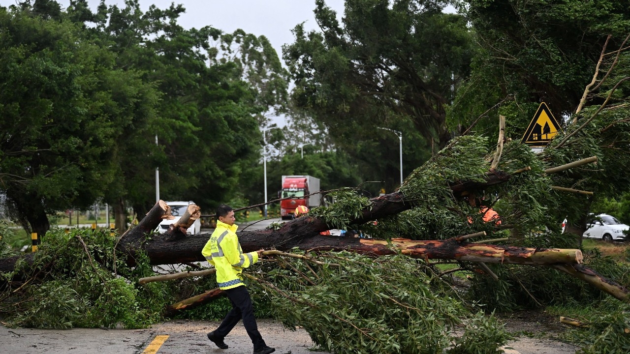 พายุไต้ฝุ่นวิภา ขึ้นฝั่งจีนแล้วหลังถล่มฮ่องกง กระทบเที่ยวบินนับร้อย