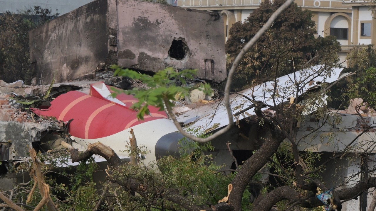 บันทึกเสียงห้องนักบินแอร์ อินเดีย ชี้กัปตันอาจเป็นคนสั่งตัดระบบจ่ายน้ำมันเชื้อเพลิงเสียเอง 