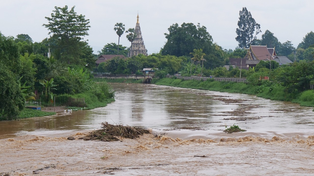 น้ำมาแล้ว แม่น้ำปิงในตัวเมืองเชียงใหม่เพิ่มสูงต่อเนื่อง คาดสูงสุด 6 โมงเย็นวันนี้