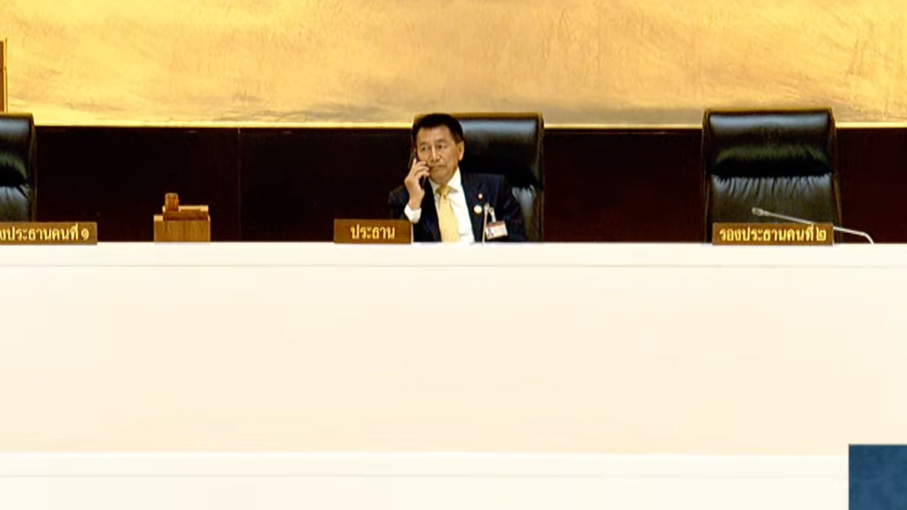 แชร์ภาพ “พิเชษฐ์” ยกหูหาใครขณะนับองค์ประชุม ก่อนสั่งปิด หนีสภาล่ม
