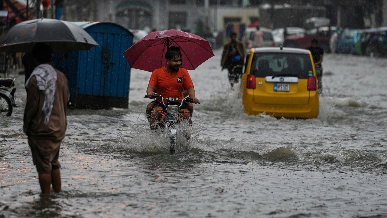ฝนถล่มปากีสถาน ทำน้ำท่วม-ตึกถล่ม คร่าแล้ว 63 ศพภายใน 24 ชั่วโมง