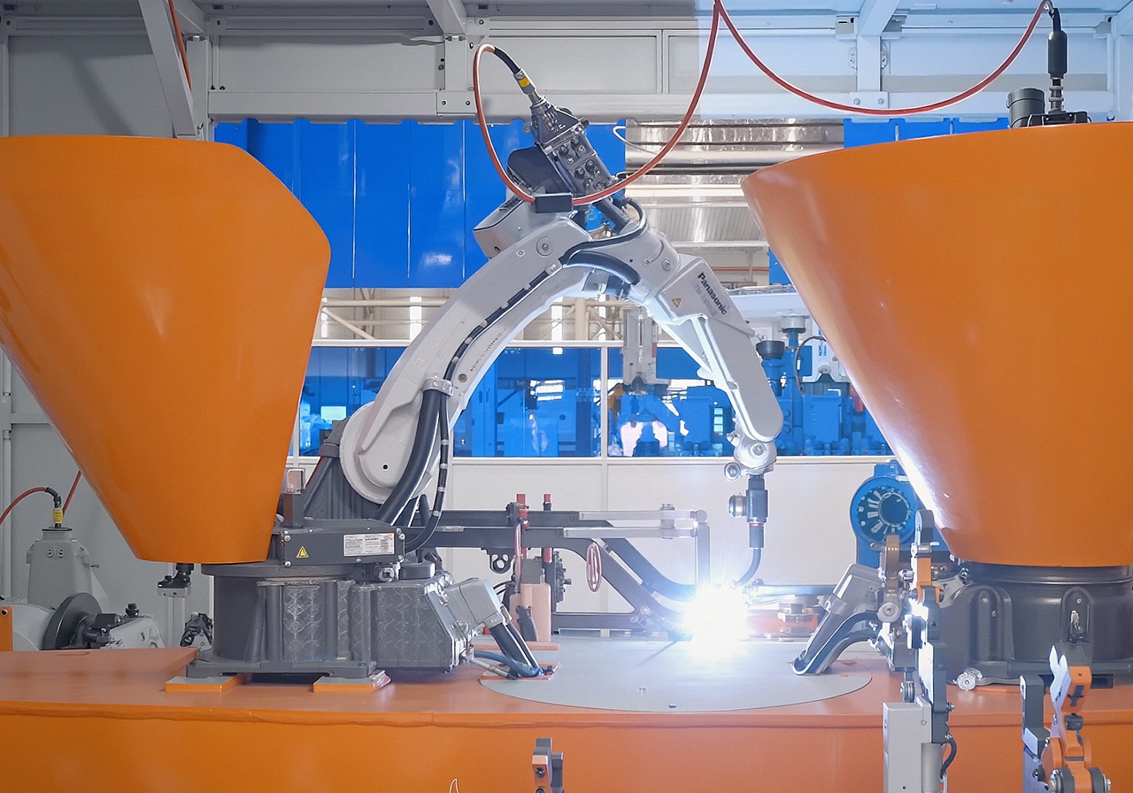 รูปหุ่นยนต์ Panasonic สำหรับเชื่อมโครงรถ