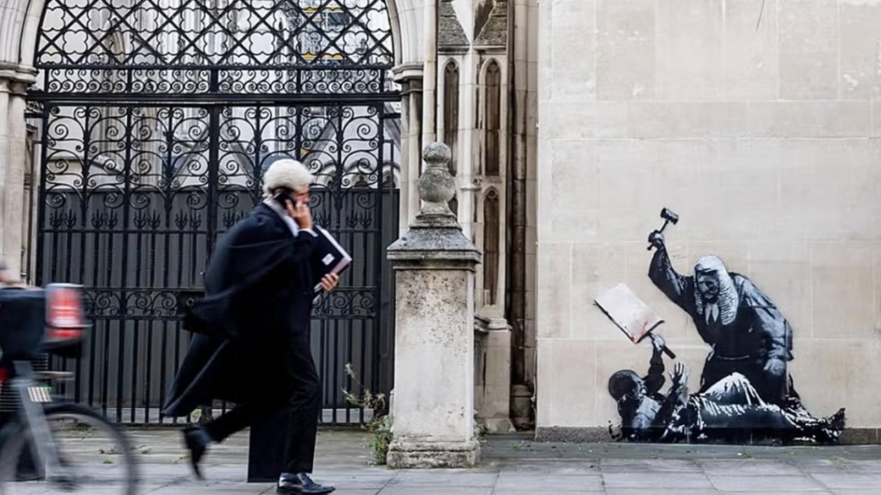 Banksy เปิดตัวผลงานใหม่ “ผู้พิพากษาทุบผู้ประท้วง” หน้าศาลลอนดอน