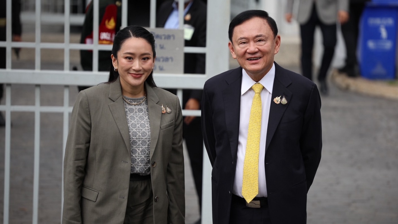 "ทักษิณ" ออกบ้านจันทร์ส่องหล้า 9 โมง 9 นาที มาถึงศาลฎีกาฟังคดีชั้น 14 แล้ว