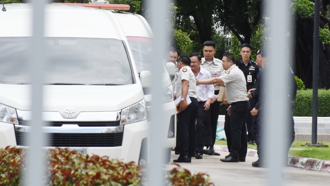 นาทีเจ้าหน้าที่ นำตัว "ทักษิณ" ขึ้นรถตู้เรือนจำฯ ไปรับโทษ