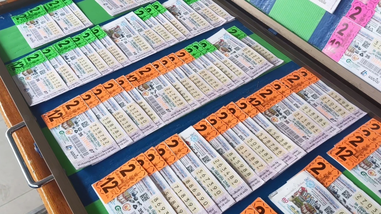 พ่อค้าหวยบ่นอุบ ลอตเตอรี่ขายดีแค่เลขนายกอนุทิน หวังรัฐบาลใหม่ แก้ปัญหาเศรษฐกิจ