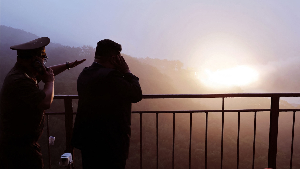 คิม จองอึน กำกับการทดสอบสมรรถนะ "เครื่องยนต์ขีปนาวุธเชื้อเพลิงแข็งแรงขับดันสูง"