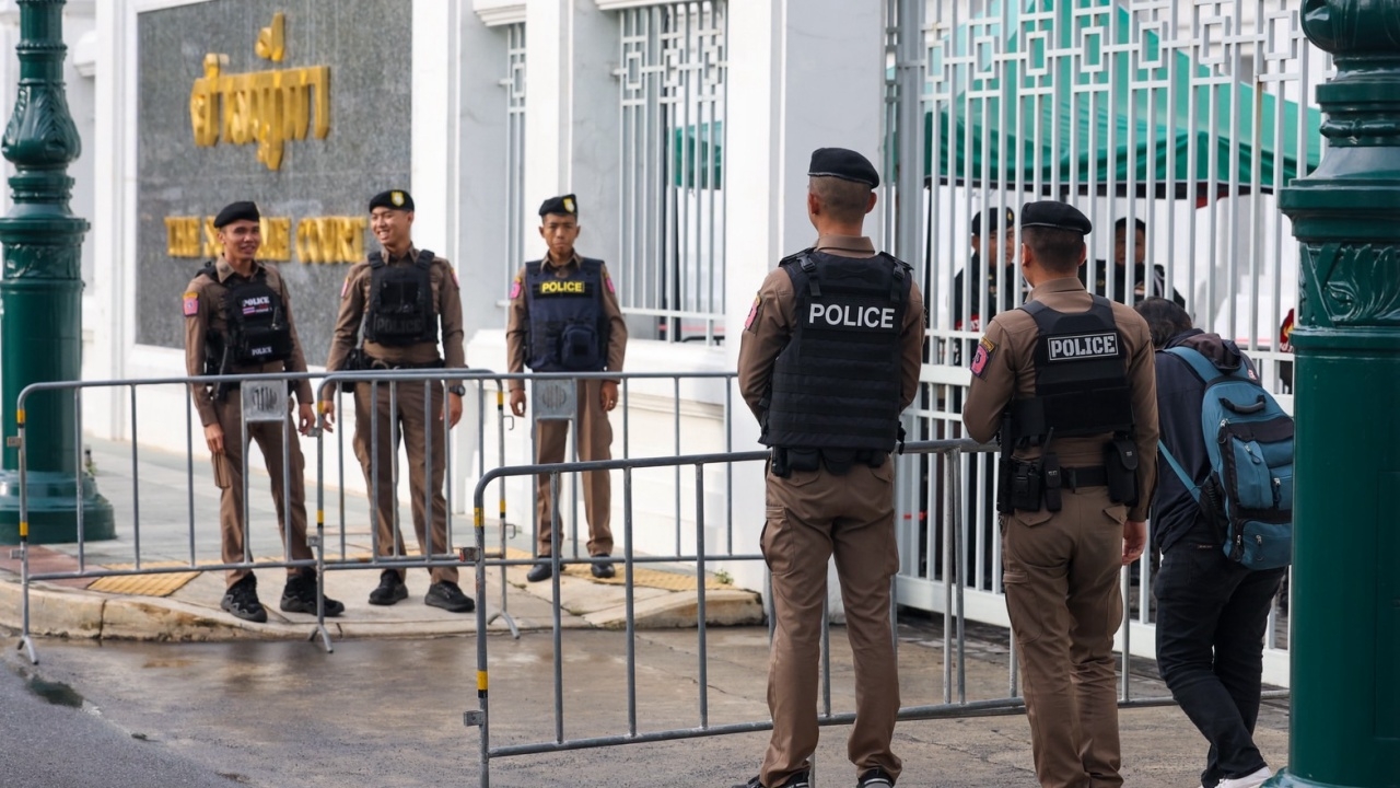 มวลชนเสื้อแดง ทยอยมาให้กำลังใจ "ทักษิณ" ฟังคำสั่งคดีชั้น 14 เข้มรักษาความปลอดภัย