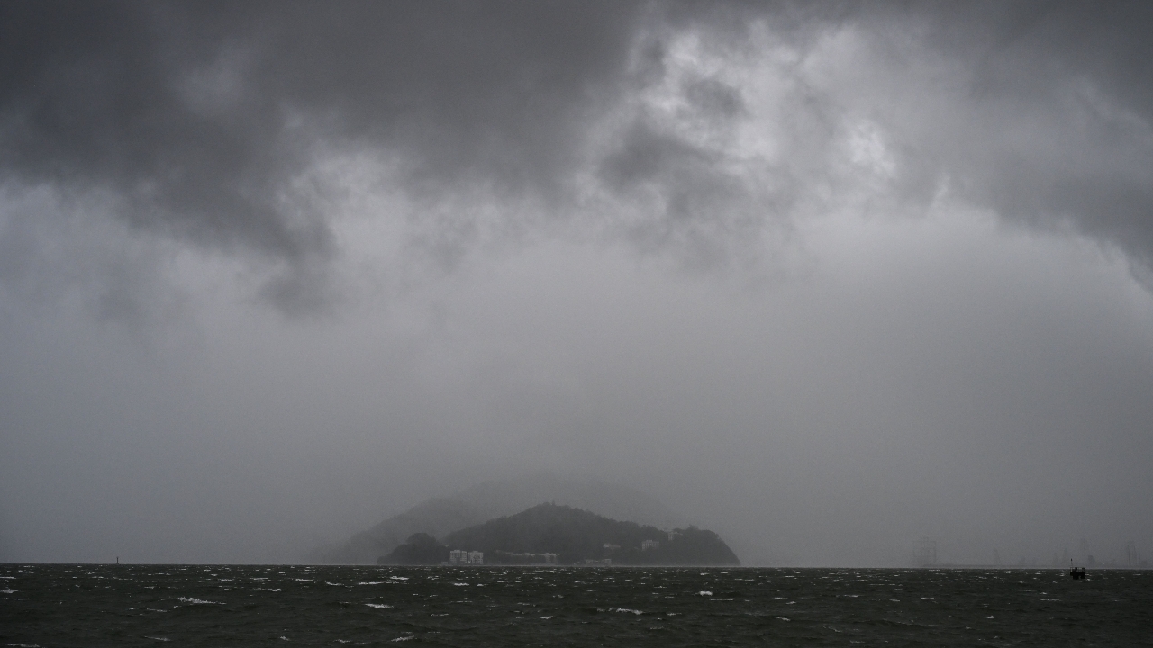  พายุโซนร้อนตาปะห์ เฉียดใกล้ฮ่องกง ฝนถล่ม-ลมแรง สั่งปิดรร.