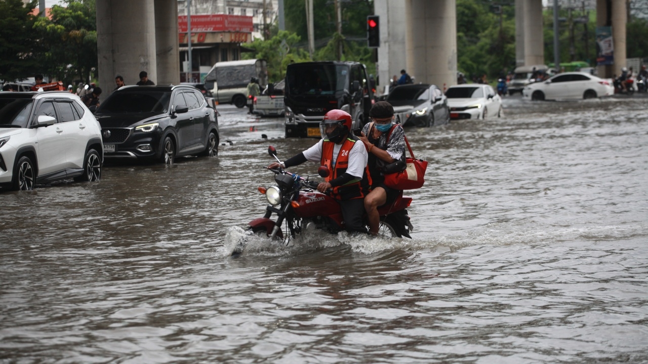 น้ำท่วม "ถนนศรีนครินทร์-แพรกษา" อ่วมหนัก พบผู้เสียชีวิตถูกไฟช็อตกลางน้ำ