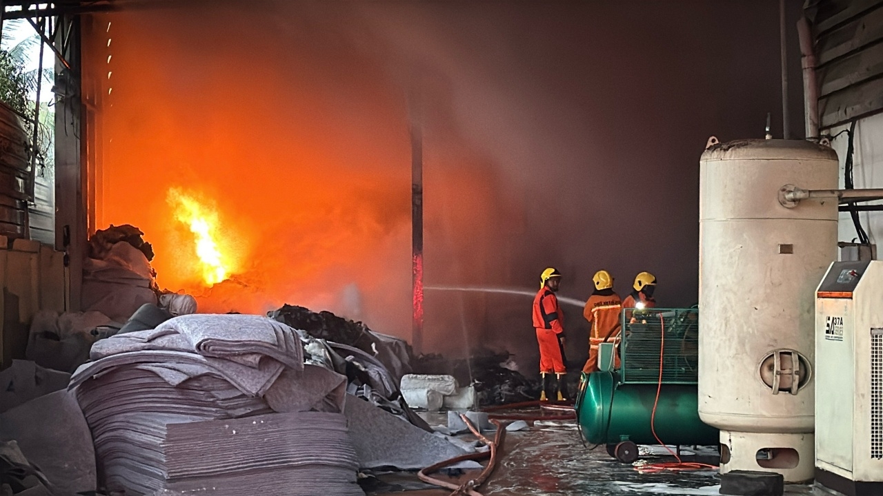 ไฟไหม้รอบ 3 โรงงานผลิตที่นอน ที่เขาย้อย คุมเพลิงได้ในวงจำกัด