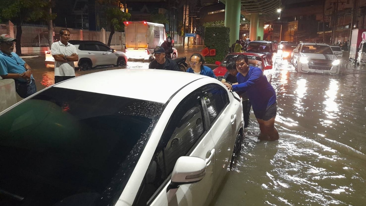 สมุทรปราการอ่วม ฝนตกหนัก น้ำทะเลหนุน น้ำท่วมหลายจุด หนุ่ม 17 ถูกไฟดูดเสียชีวิต