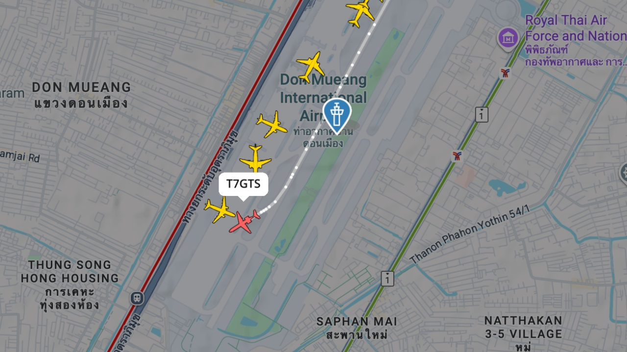 ถึงไทยแล้ว เครื่องบินส่วนตัวของ "ทักษิณ ชินวัตร" ลงจอด M Jets ดอนเมือง