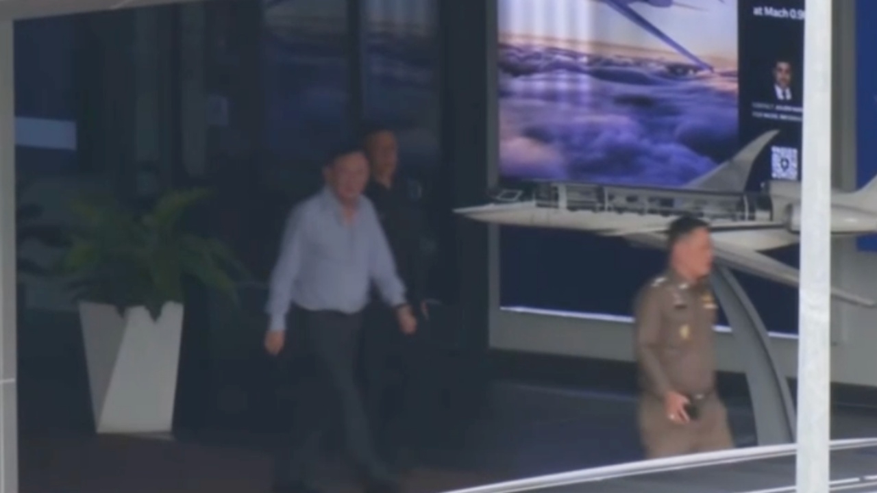 ภาพ “ทักษิณ” ลงจากเครื่องบินส่วนตัวที่ดอนเมือง นั่งรถหรูมุ่งหน้าบ้านจันทร์ส่องหล้า