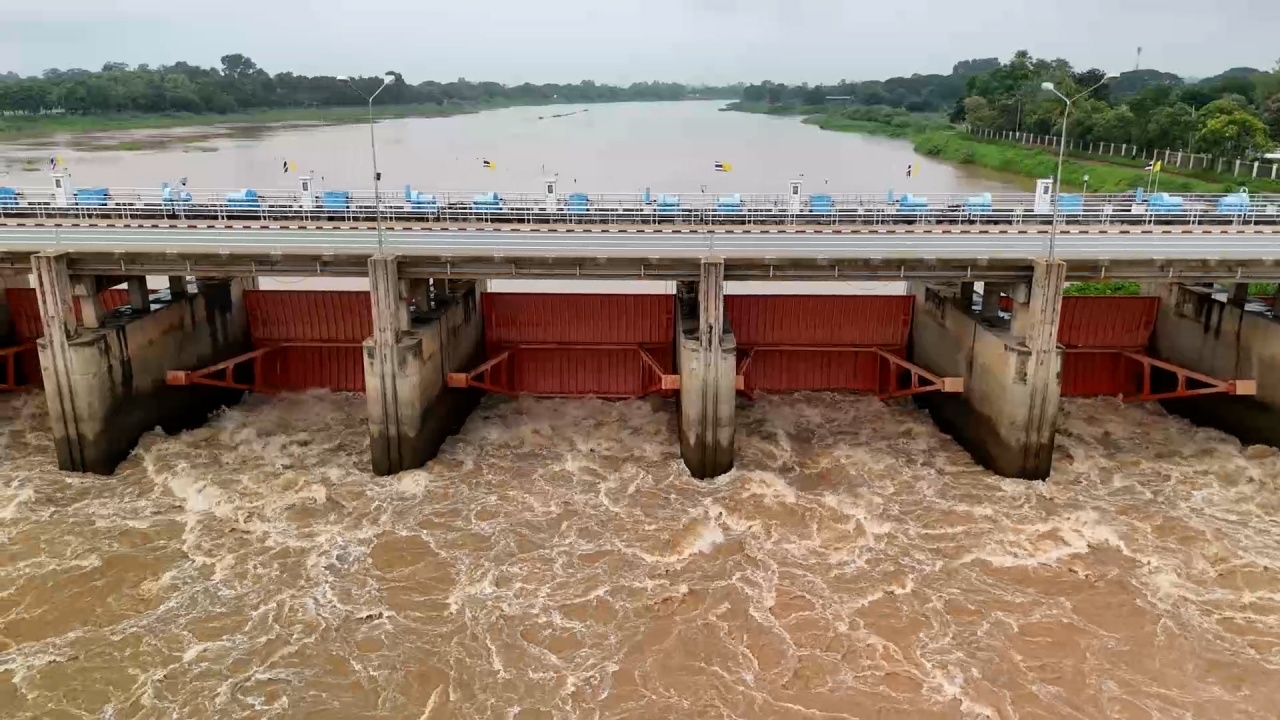 "เขื่อนเจ้าพระยา" ระบายน้ำเพิ่มต่อเนื่อง รับมวลน้ำเหนือท้ายเขื่อนขึ้นอีก 30 ซม.