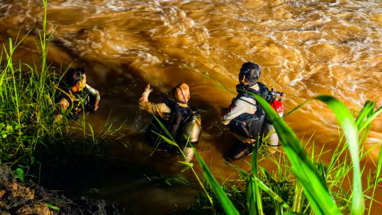 อาลัย "น้องบาส" อาสากู้ภัยนำแผงเหล็กไปกั้นป้องกันชาวบ้าน ถูกน้ำป่าซัดดับ