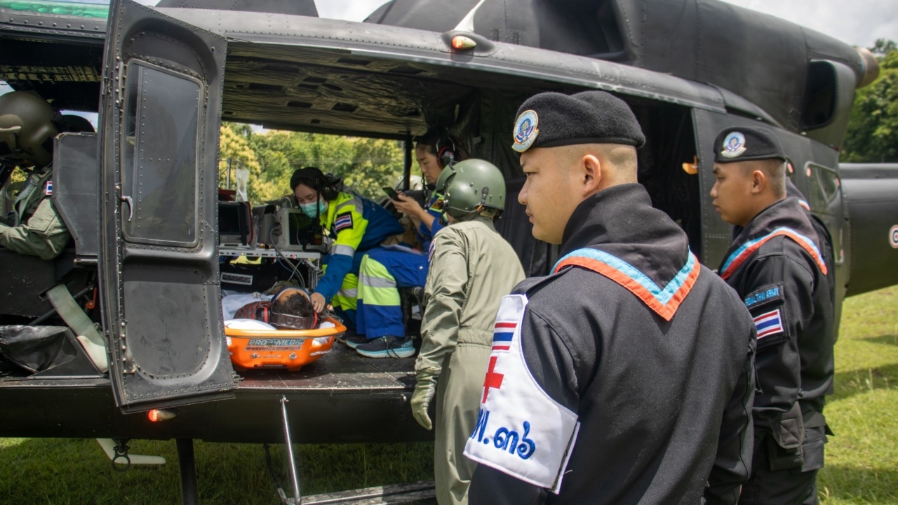 Sky doctor บินนำผู้ป่วยส่ง รพ. อาการวิกฤติ หามฝ่าทางน้ำท่วมไปหาหมอ