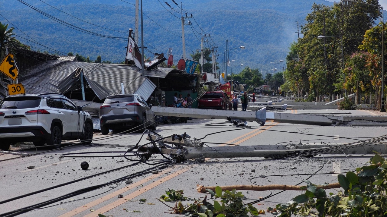 ระทึกกลางเชียงใหม่ กระบะเสียหลักชนเสาไฟฟ้าแรงสูง กวาดล้ม 24 ต้น บนถนนหนองฮ่อ
