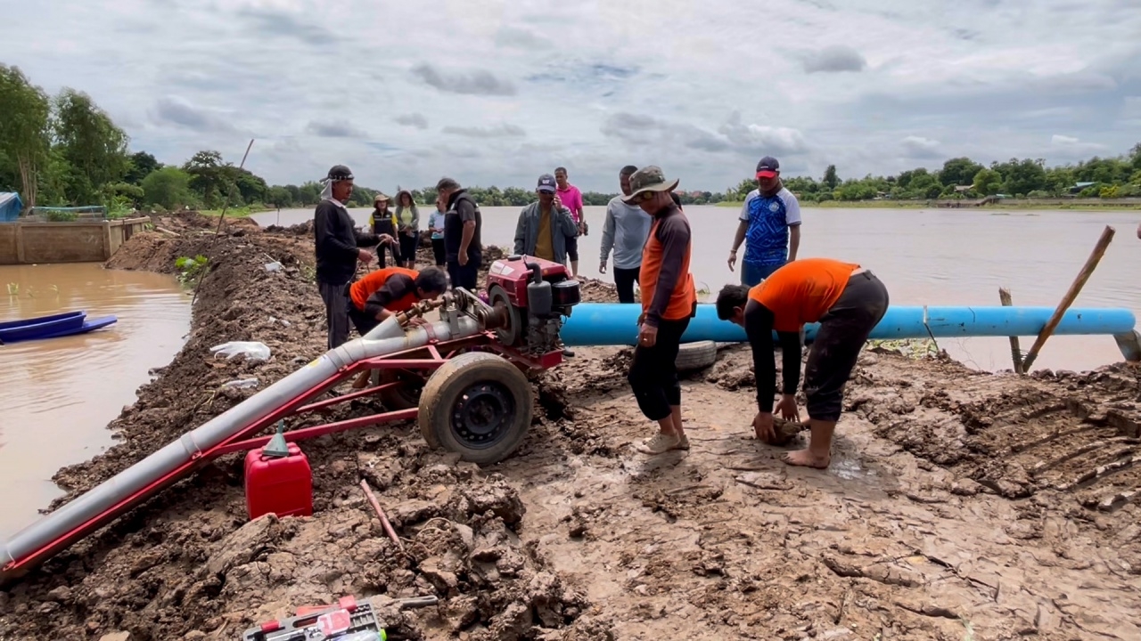 ต.โพนางดำออก จ.ชัยนาท เร่งทำคันดิน รับมือ "เขื่อนเจ้าพระยา" เพิ่มการระบายน้ำ