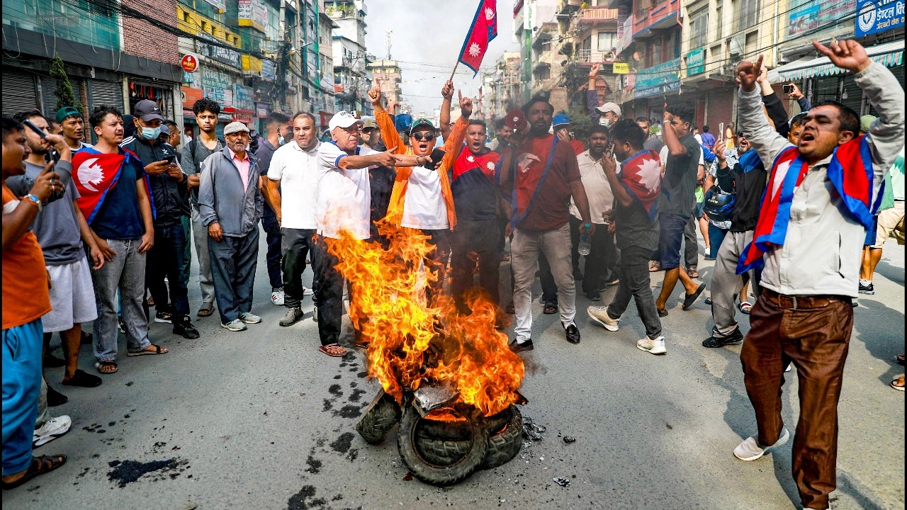 นายกฯ เนปาลลาออก ขณะการประท้วงต่อต้านคอร์รัปชันยังรุนแรง