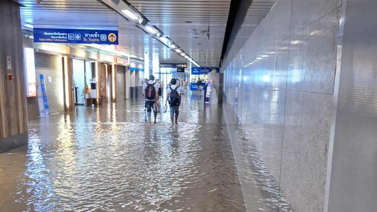 ฝนหนัก น้ำทะลักท่วม MRT ศูนย์วัฒนธรรม เจ้าหน้าที่เร่งแก้ไข