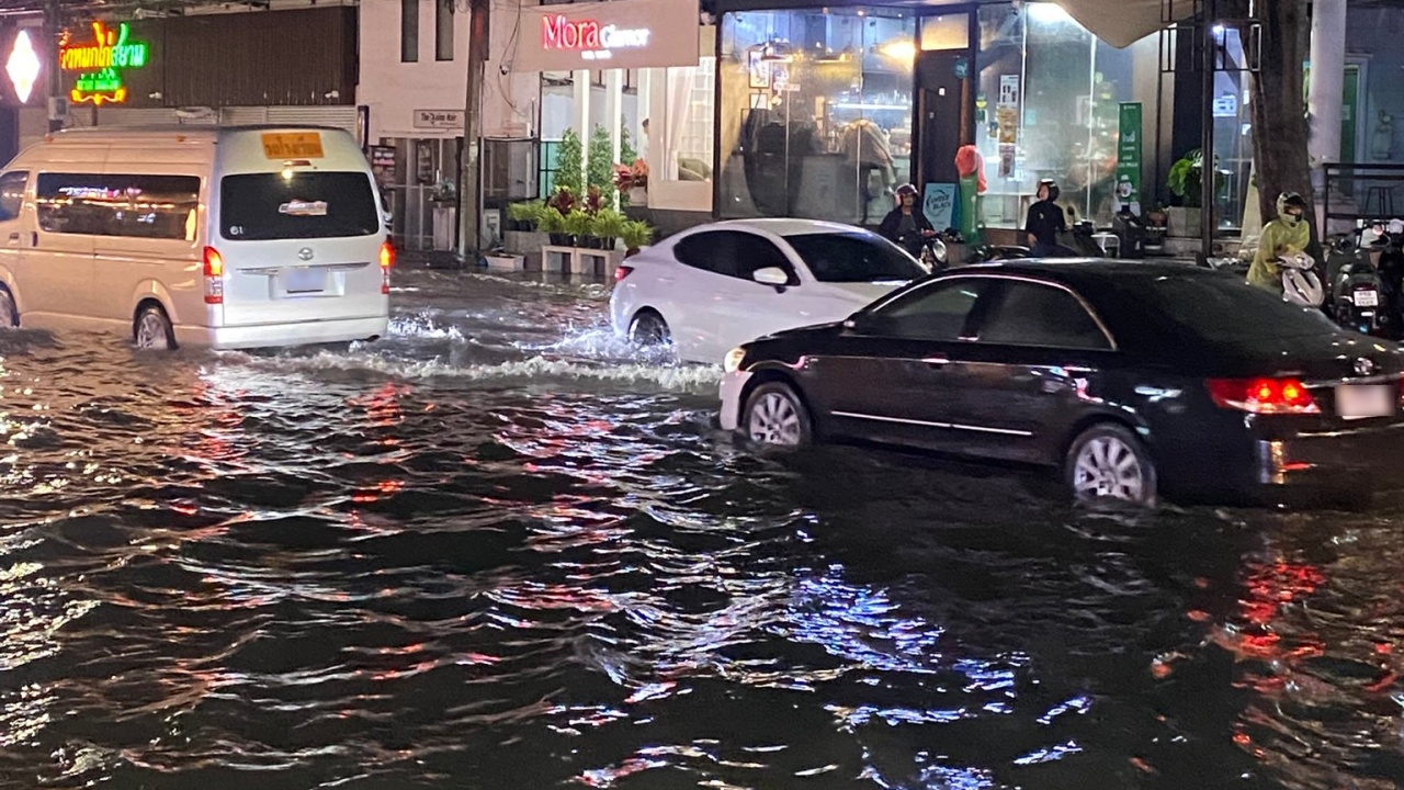 คนกรุงอ่วม เย็นวันศุกร์ฝนตกหนักต่อเนื่อง รถติดสาหัส-น้ำท่วมขังหลายจุด