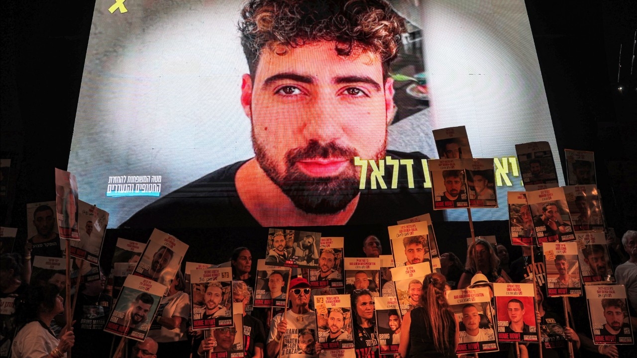 ฮามาสเผยคลิปสองตัวประกันอิสราเอลที่ถูกควบคุมตัวอยู่ในกาซา ขณะที่ครอบครัวกดดันรัฐบาลเจรจา