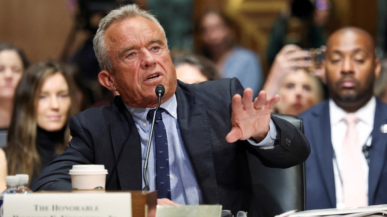 ทรัมป์ยังหนุน รมว.สาธารณสุข เปลี่ยนนโยบายวัคซีน แม้มีความเสี่ยง