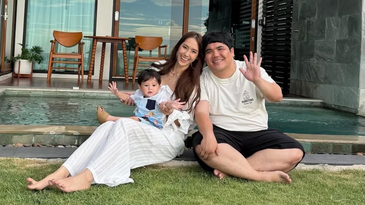 แจ็ค แฟนฉัน เผยโมเมนต์สุดอบอุ่น พา ใบหม่อน-น้องคากิ เที่ยวทะเลพร้อมหน้า